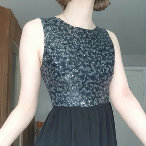 Dry Lake klänning - Svart festklänning med paljetter av märket Dry Lake, Storlek S