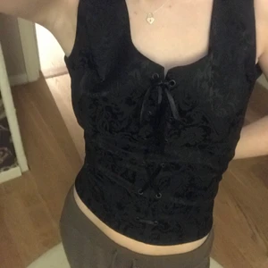 Korsett - En vintege korsett som jag köpt på secondhand! Står att det är storlek M men den kan vara lite liten! Annars cool och snygg plus Pinterest material💕 färgen är mörkbrun/svart