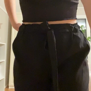 Kostymbyxor  - Säljer kostymbyxor i väldigt bra skick från Ginatricot, men som inte kommer till användning längre💕Storlek 36. Säljer dom för 200+frakt💕💕