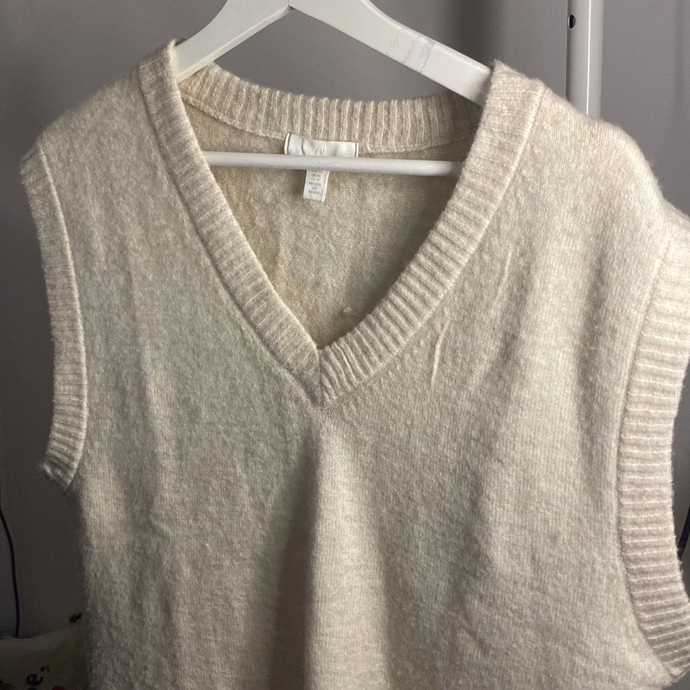 Stretchig väst i bra skick, använd 1 gång, västen är från HM. Mått: 50x62. Stickat.