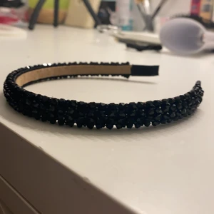 hårband från Shein  - One size, svart hårband från Shein snyggt men passar inte i hårband, köparen står för frakten🖤 