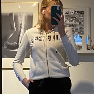 Tommy Hilfiger zip up - Det här en favorit även om den inte är använd så mycket. En Tommy Hilfiger zip-up tröja köpt i USA. Strl XS och i fint skick. Skicka gärna om du undrar något 💕