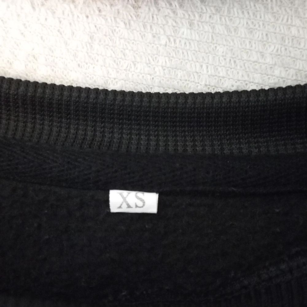 Hej! Jag säljer denna fina hoodie från Shein. Använd ca 1 gång då jag glömmt att jag hade den sen blev den för liten. Pris går alltid att diskutera. Tröjor & Koftor.