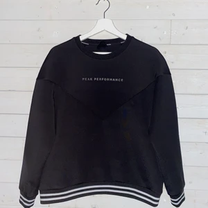 Crew neck Peak Performance  - Crew neck i ”dykar tyg” från Peak Performance. Använd fåtal gånger.