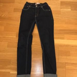 Levis jeans mörkblå - Mörkblå Levisjeans för större barn (stretchiga) I mycket bra skick, knappt andvända. 