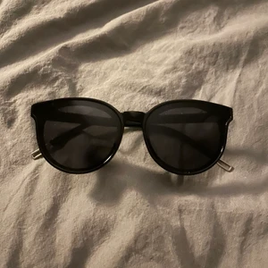 Solglasögon  - Jag säljer väldigt trendiga solglas ögon, kommer ej ihåg vart de är köpte men den i mitten är från bikbok💞 De i mitt säljer jag för 39kr och de andra för 25kr💞 solglasögon 3 speglar sig verkligen i rött och är sjukt snygga! Eftersom glasögon är ömtåliga så fraktar jag den i extra skydd! Priset på frakten beror på hur många du köper❤️