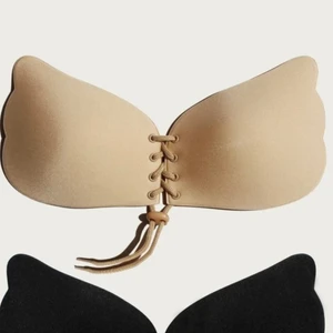 Bh - Säljer en självhäftande bh som passar perfekt till klädesplagg där man ej vill ha bh! Den är ALDRIG använd! Den beiga säljer jag! Köpt från bikbok❤️❤️ bh passar alla storlekar A/B/C/D! Själv har jag B och jag har testat en likadan som passar perfket