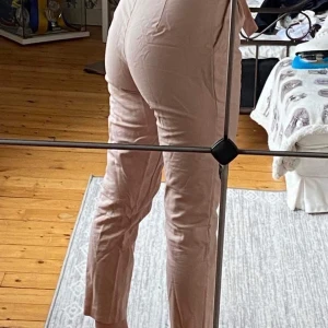 Vila kostymbyxor  - Köpta 2018 å använda en gång. Superfina å sköna, lite korta på mig som är 167 men sitter annars bra. Strl 34, men stretchiga. Köparen står för frakten endast Swish. 