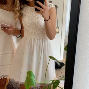Student/avslutnings klänning stl xs/34 - Jättefin vit klänning som passar perfekt till student eller avslutning!