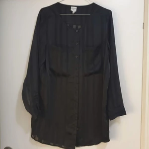 Svårt randig klänning/ oversize skjorta - Svårt randig klänning/ oversize skjorta från Monki i storlek S. Skjortan är genomskinlig. 