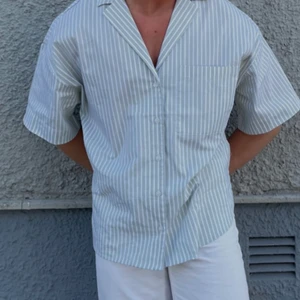 Vintage skjorta  - Säljer min vintage skjorta i väldigt bra skick! Storlek är runt large, oversized i passform.