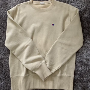 Vintage champion - Säljer nu en av mina favoriter, en premium vintage champion sweatshirt från 90-talet! Tröjan är sjukt snygg och är perfekt att ha över till exempel en t-shirt då tröjans tyg på insidan inte är jätteskönt, rekommenderas att ha som extra layer i din outfit! Den är i storlek L men sitter mycket mer som en S/M och passar även XS för en mer oversized look. Säljer direkt för 450kr, bud från 300kr! <3.                                         Kolla gärna mina andra annonser, mycket annat fint! 