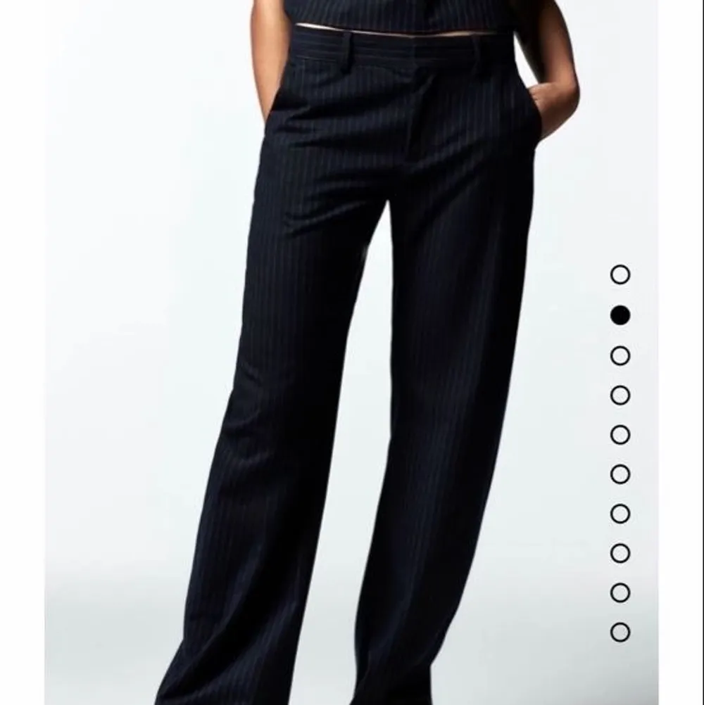 Söker dessa byxor ifrån Zara i vilken storlek som helst. hör av er om du kan tänka sälja ❤️‍🔥💖. Jeans & Byxor.