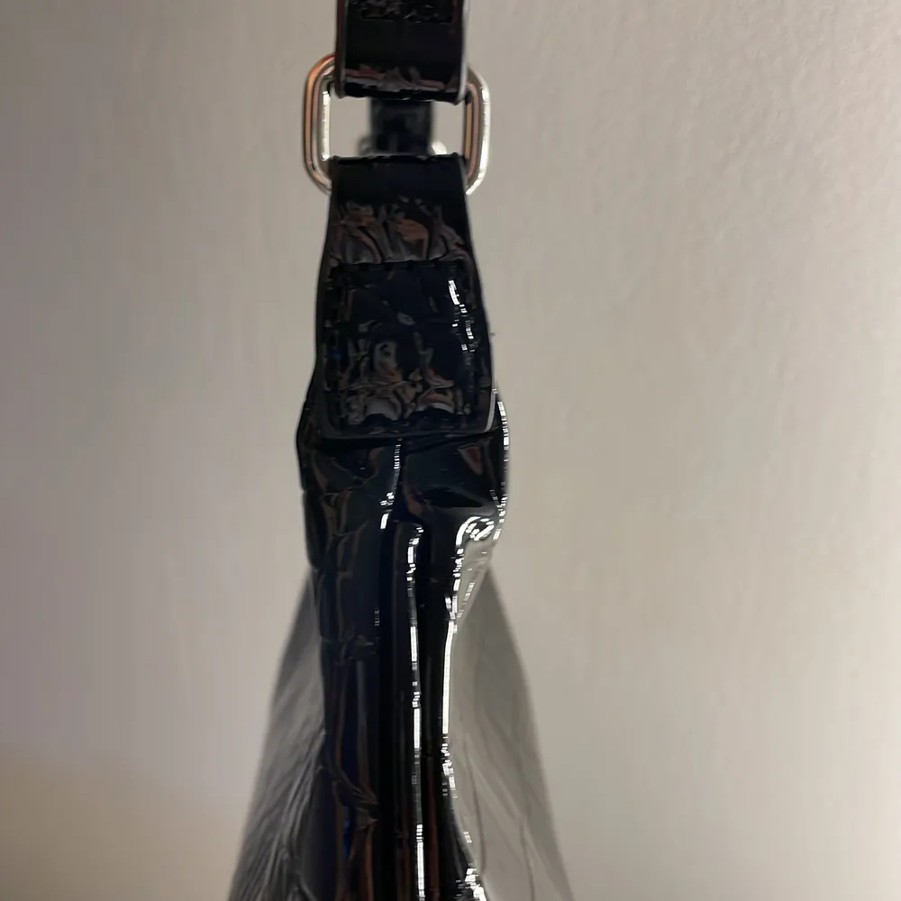 Super fin svart glansig väska. Köpt från ginatricot för ca. 250 kr. Väldigt fint skick, sällan använd. Säljer för 50+ frakt ⭐️. Väskor.
