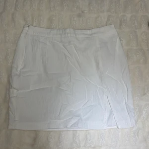 Kjol - Skrynklig pga legat i min säljlåda men såå fin kjol. Tyvärr för liten vid rumpan för mig därav att jag säljer denna.😭🤍 Passar S/M. snygg slits vid låret. 70kr