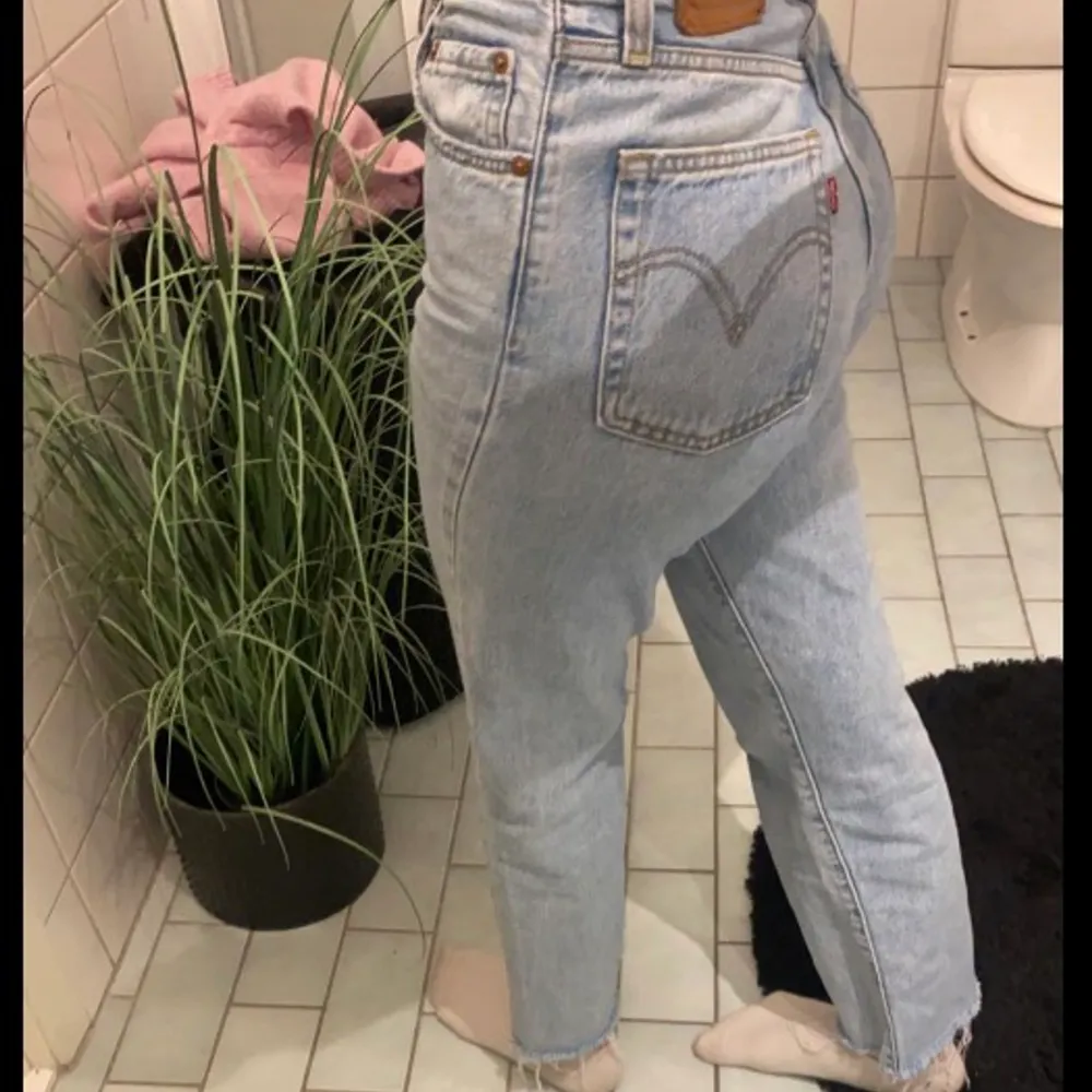 Jag säljer nu mina blåa levis jeans här på plick för att dom aldrig kommer till användning. Dom har använts ett fåtal gånger, runt 5 gånger, nyskick. nypris: 1099kr. köparen står för frakt!💙. Jeans & Byxor.