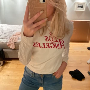 H&M Divided - Vit tröja med röd text ifrån Hm divided. Storlek xs och sitter bra på en som är 162cm-168cm. Säljes pga lite kort i armarna modellen är 170cm. Frakt står köparen för ! ⚡️ 🎸 