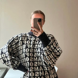 Stickad tröja från HM storlek S 🖤 - Oversized, hur gosig som helst och använd ett fåtal gånger !