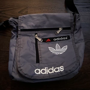 Grå Adidas väska - En grå axelväska från Adidas. Fint skick. 80kr + 66kr frakt 🤍