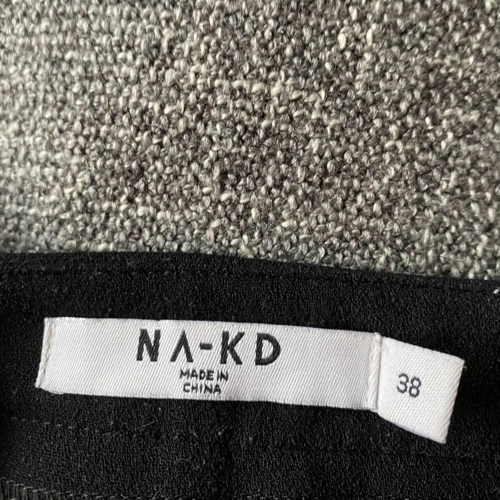 Jättefina kostymbyxor ifrån NAKD, använd ett fåtal gånger. Något noppriga men inget man tänker på🖤 jättefina byxor som passar till alla tillfällen 🖤 nypris: 500kr. Jeans & Byxor.