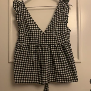 Gulligt linne  - Säljer detta linne i stl 38! Verkligen såååå gulligt men kommer aldrig till användning hos mig:( Köpte för 300 men säljer för 180+frakt ✨