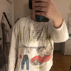 Jätte fin detaljerad vintage tröja🤎🕰 - Detta plagget köpte jag på secondhand för några är sen, men tyvärr inte fått användning för det, är i storlek 38,40 för referens är jag 170 och väger 168💅🏼🤎