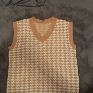 Stickad väst - Hej! Säljer min jätte fina stickad tröja i storlek S/M köpte för 370kr men säljer för 120kr mycket bra skick båda könen kan ha det.