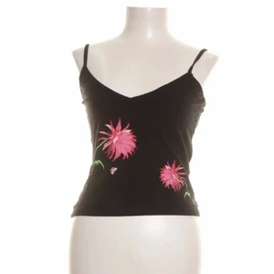 Vintage linne - Skitfina linnet från hms gamla märke hennes. Köpt second hand sp trycket är lite slitet, kan skicka bild vid behov, men det är inget man tänker på! Riktiga 90s vibbar!