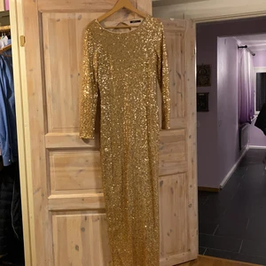 Ballklänning storlek L  - Har använts bara 1 gång. Säljer för 700 kr (priset kan alltid diskuteras)