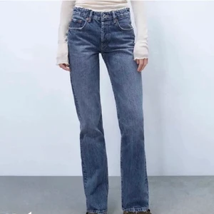 Lågmidjade jeans från ZARA - De populära lågmidjade jeansen från ZARA. Slutsålda på hemsidan. Aldrig använda och säljer nu för att jag har flera liknande. Pris kan diskuteras.