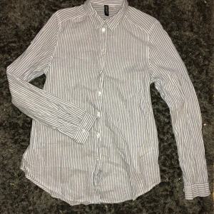 Randig skjorta  - Blå och randig skjorta, köpt på hm, aldrig använt 