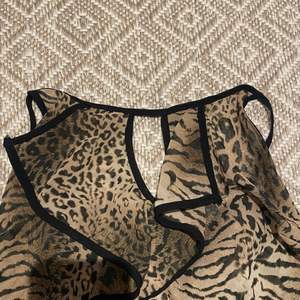 Sparsamt använt leopard linne med massa detaljer! Kom privat för bättre bilder!