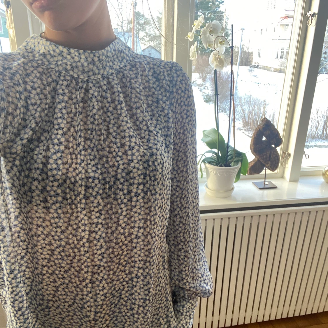 Blå blus med vita blommor  - 90