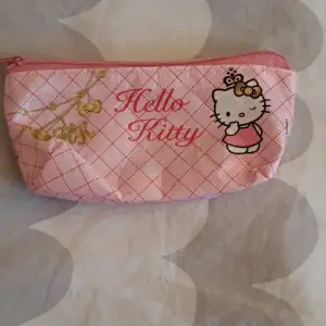 Hello Kitty necessär, köpt för 30 kr, sold för 20 kr. Säljer pga att jag har bytt stil!🤍