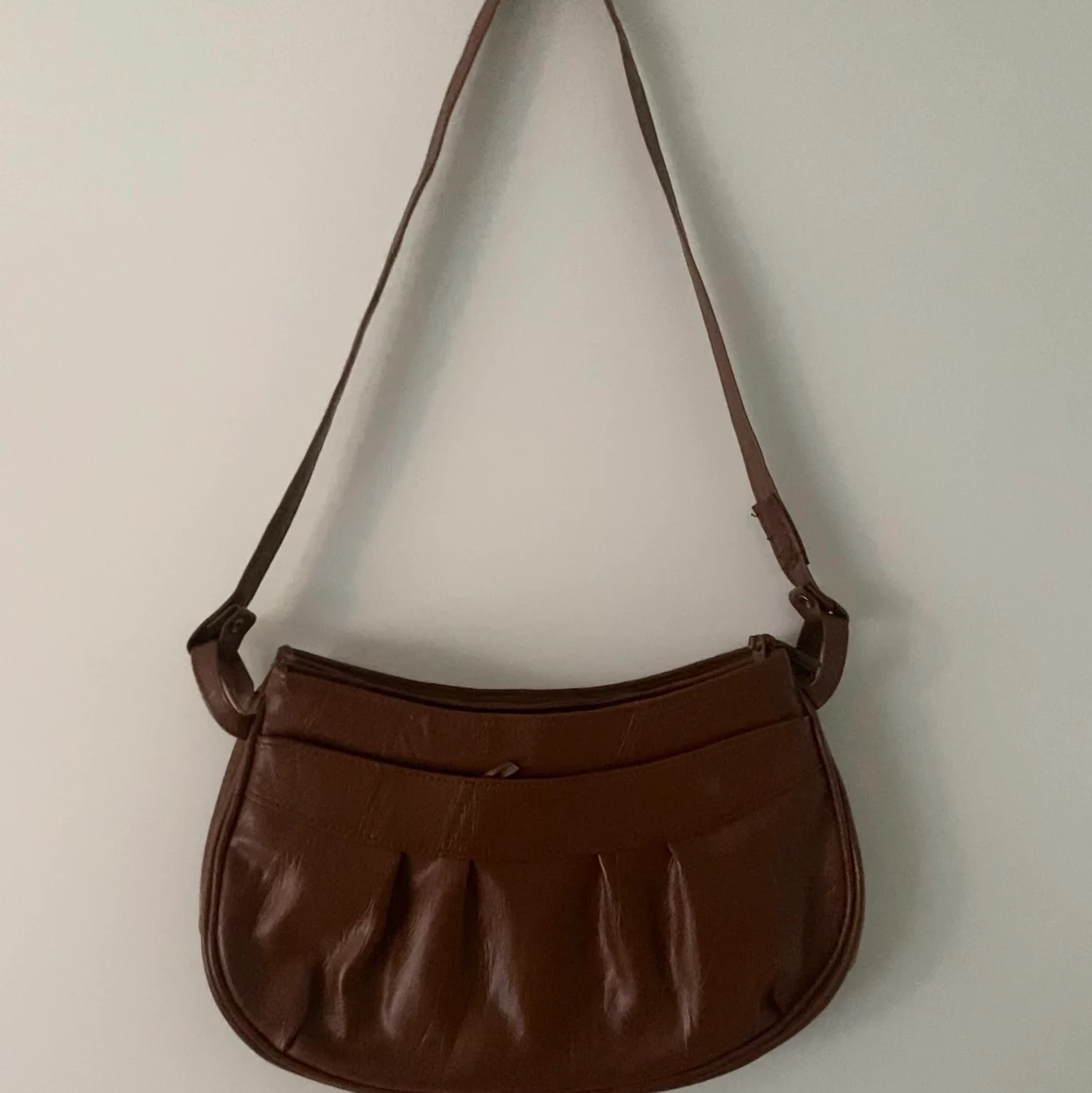 Brun axelremsväska