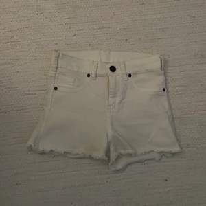 Vita shorts från Dr. Denim, storlek S.