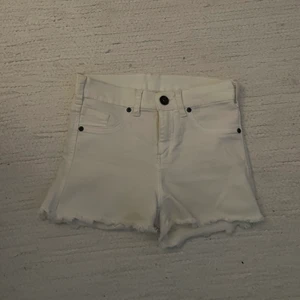 Vita shorts  - Vita shorts från Dr. Denim, storlek S.