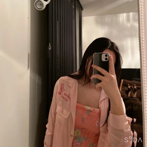 Jumpsuit short - En perfekt jumsuit short för sommaren eftersom den är väldig färgglad och har massa blommor på, vilket gör den ännu mer somrig;) Säljer också koftan som jag stylade med jumpsuiten… checka in mitt konto om ni är intresserade, de passar väldig bra tillsammans så köp gärna båda ihop! Ops, Köparen står för frakten