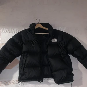 Northface jacka - Northface puffer jacka köpt några månader sen, perfekt skick, köpt för 3000kr, storlek M, tröttnat på den och vill sälja den så snabbt som möjligt så skriv för en snabb affär, pris kan diskuteras