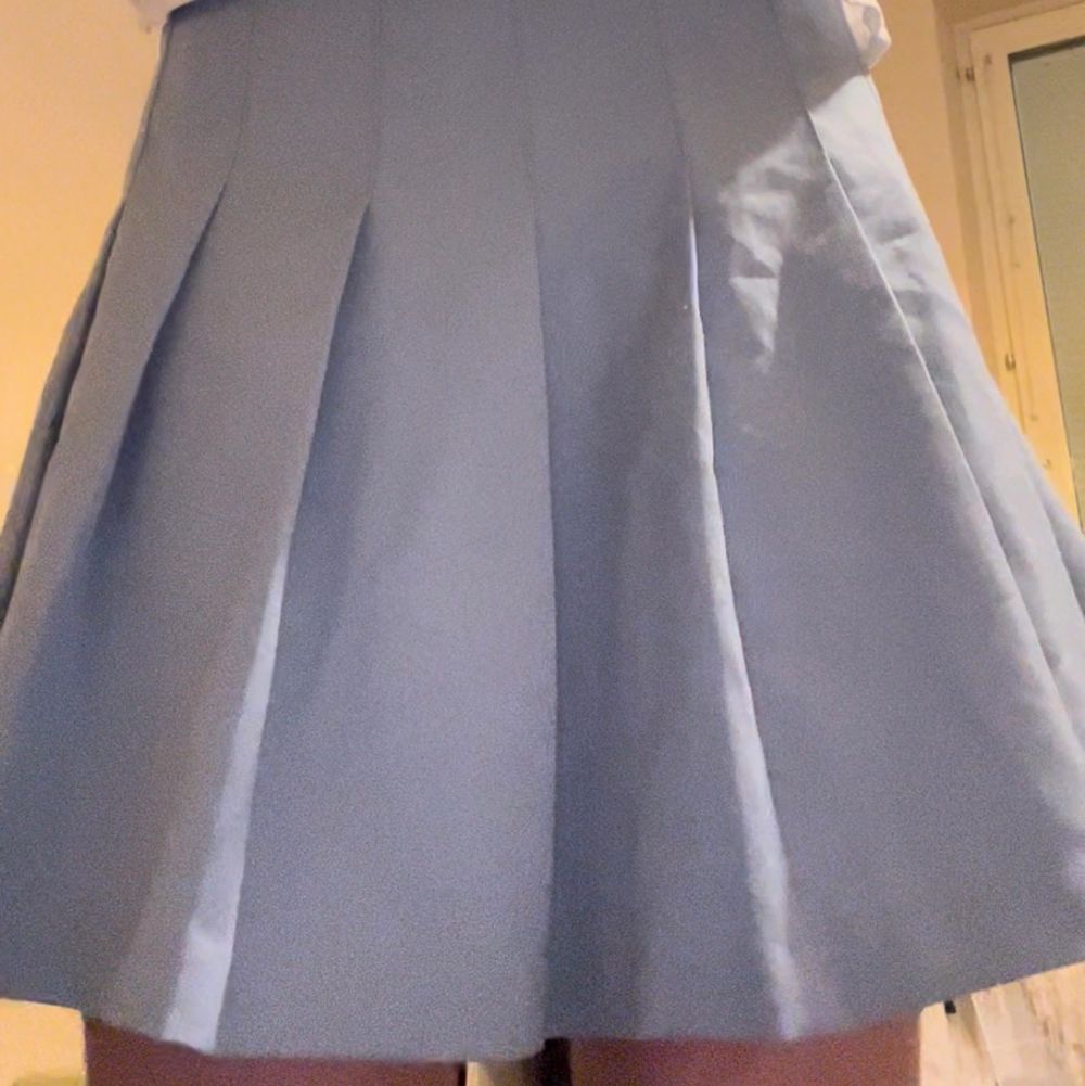 jättegullig ljusblå kjol, skick är som nytt. färgen ser lite annorlunda ut på dem andra bilderna men färgen är som på den första 🤍. Kjolar.
