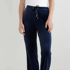 Mysbyxor från Gina  - Jättefina mysbyxor från Ginatricot. Färg är marinblåa och använder aldrig dessa byxor då jag har dem i andra färger. Bootcut form längst ner vid byxorna och byxorna passar ända från XS till M. Nypris cirka 300kr men säljer för 165kr kan diskuteras såklart. Skriv dm vid intresse❤️