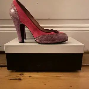 Pink suede, lilac leather and dark red trimmings. Size 39. Used but in very good condition. Shop prize 3200sek.