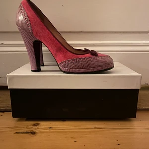 Marc Jacobs High heels - Pink suede, lilac leather and dark red trimmings. Size 39. Used but in very good condition. Shop prize 3200sek.