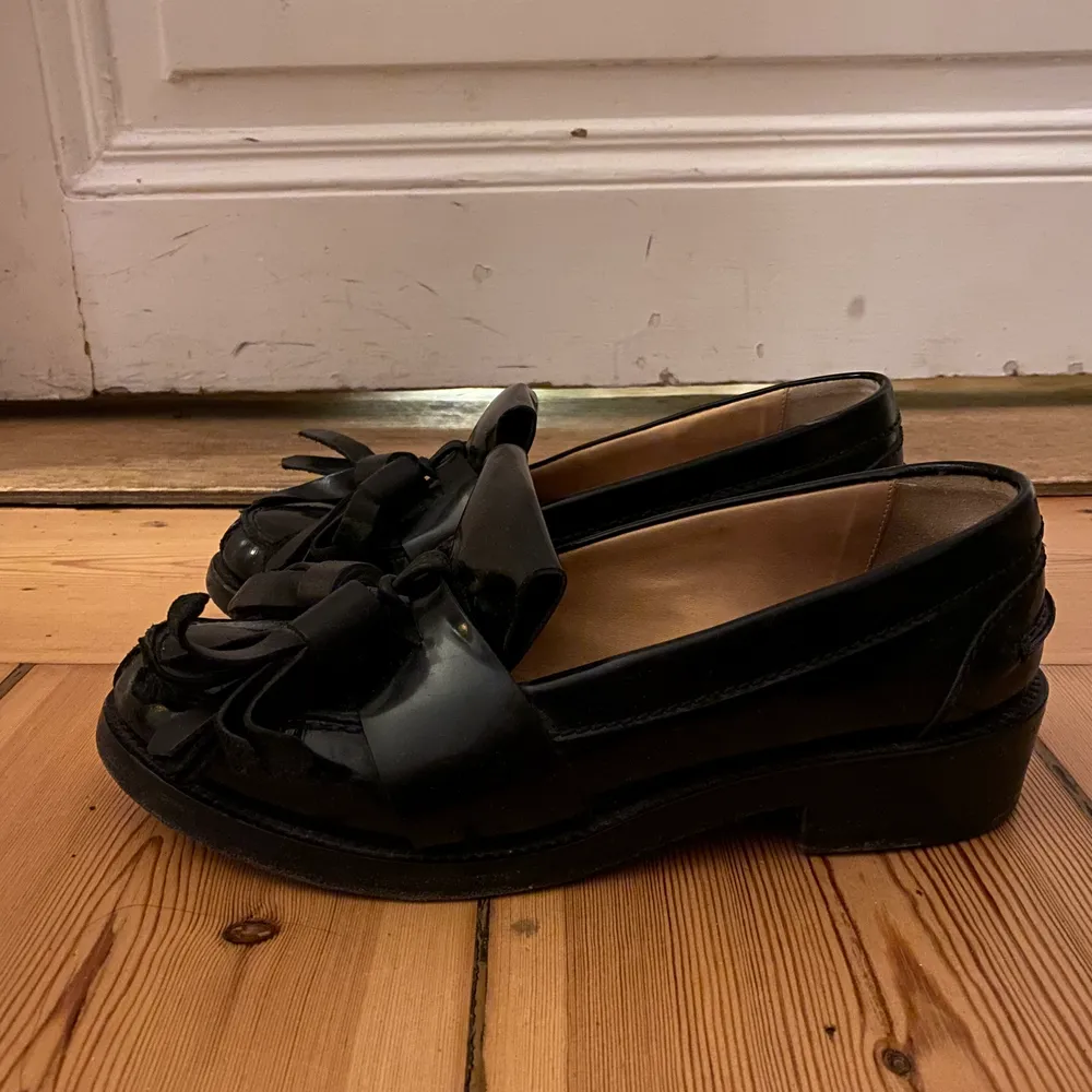 Black leather loafers. Used but in very good condition. Store prize 5500sek.. Skor.