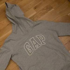 Säljer denna superfina gråa gap hoodien. Storlek M men passar mer som en S, XS beroendes på hur man vill att den ska sitta!
