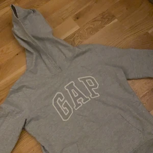 Gap hoodie - Säljer denna superfina gråa gap hoodien. Storlek M men passar mer som en S, XS beroendes på hur man vill att den ska sitta!