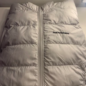 Peak - Säljer min peak jacka för att den inte kommer till användning länge, den är i m , dam