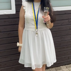Studentklänning  - Vit klänning i storlek 38. Använd 2 gånger, ser ut som ny. Säljer eftersom jag har ingen användning för den och får hoppas den kommer till bättre användning än att hänga i min garderob. Frakt tillkommer. 