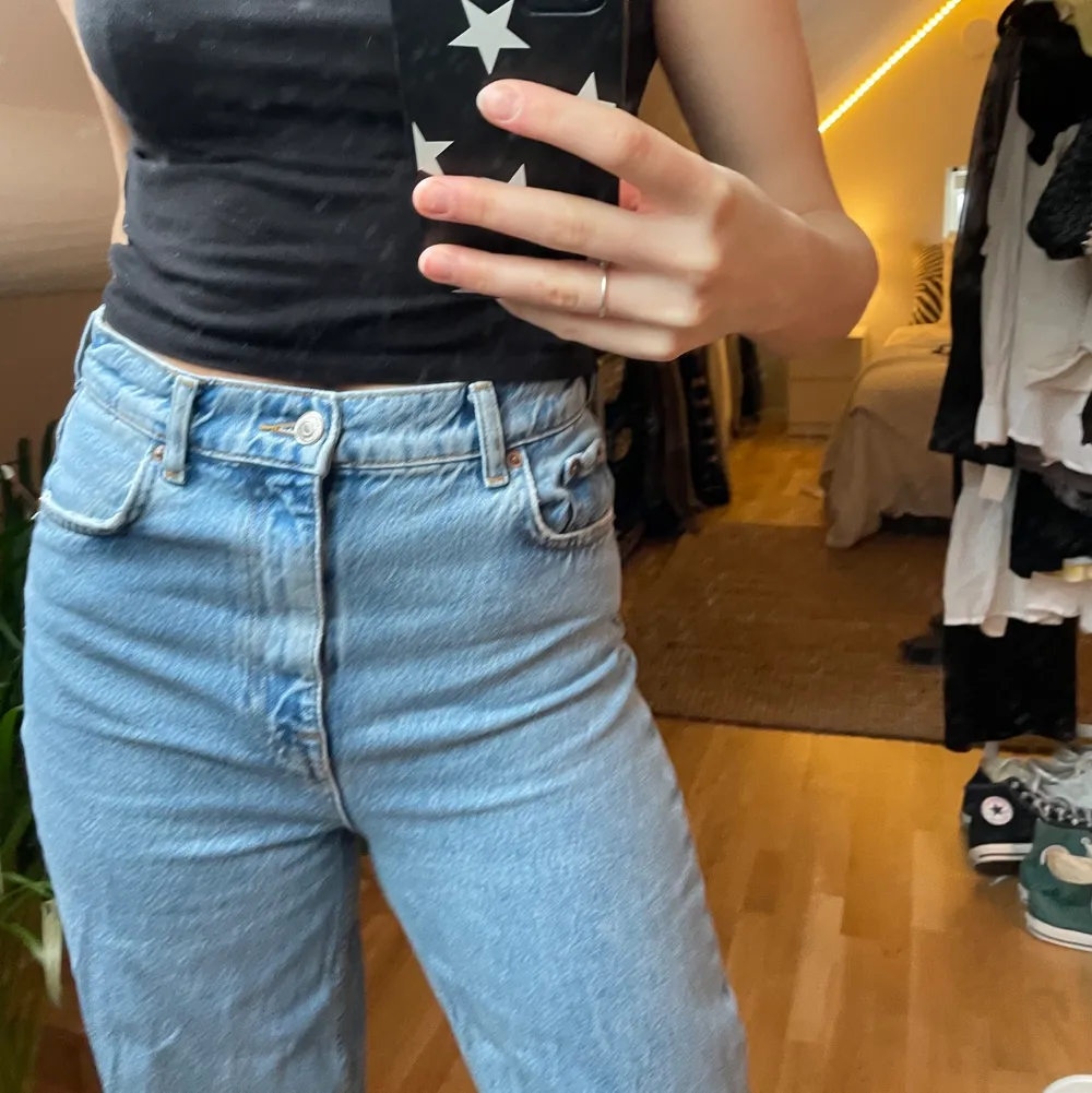 Snygga zara jeans som jag köpte föra sommar 💛 Långa på mig som är 178cm (flera bilder finns). Jeans & Byxor.