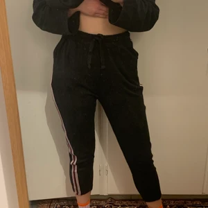 Träningsbyxor stlk M - Jag är 180cm och tycker den är alldeles för kort nere vid benen, passar bäst till någon som är kortare. Annars väldigt bekväma. 